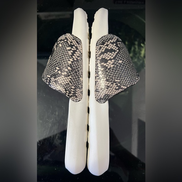 Nike Slides - Picture 4 of 6